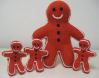 Gingerbread men knitted toys